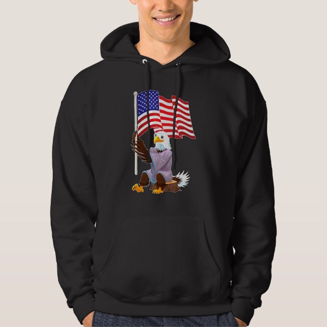 Öagle Sitta på en trästump som håller en amerikans Hoodie (Framsida)