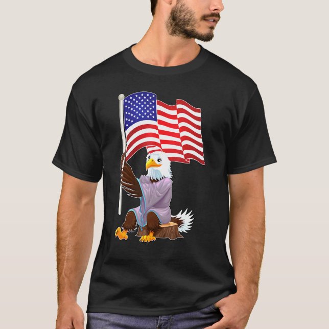 Öagle Sitta på en trästump som håller en amerikans T Shirt (Framsida)