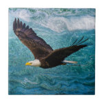 Öagle Soaring ovanför stormen Kakelplatta<br><div class="desc">Förvandla alla utrymmen med denna kraftfulla keramiska plattform med örn som ligger ovanför ett stormigt hav. Den virvelande, abstrakt oceanen nedanför - målad i djupa nyanser av marin, skiffer och grått - representerar livets turbulens och osäkerhet. Stigning det, örnen fångas i en häpnadsväckande detaljrikedom med bruna fjädrar, ett snövitt huvud...</div>