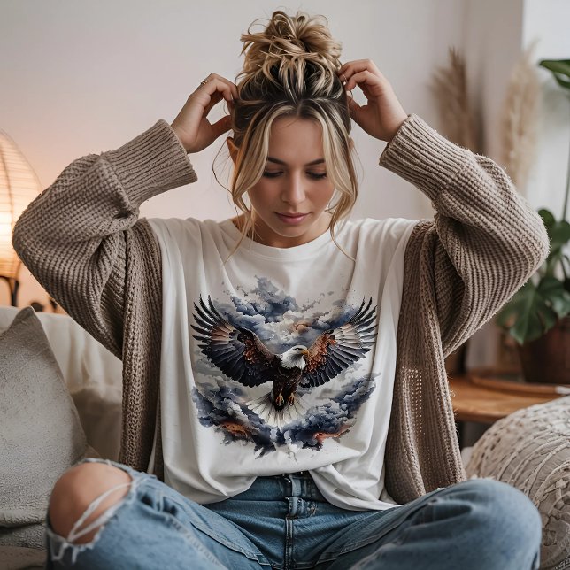 Öagle som växer fram ur moln t shirt (Skapare uppladdad)