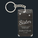 Oak Ridge Rustic Mörk Wood to Sister Quote<br><div class="desc">Oak Ridge Rustic Mörk Brown Barn Wood, Sparkling Mason Burk och Glowing String Ljus Design with Twinkling strands of dangling ljus and burk on a deep rik wood struktur med vita accents från snöre. Med Typsnitt för modern typografi. En rustik elegant land-jordbrukshus stil-design - Personlig Sister Heartfilt Quote Keepsakes Keychain!...</div>