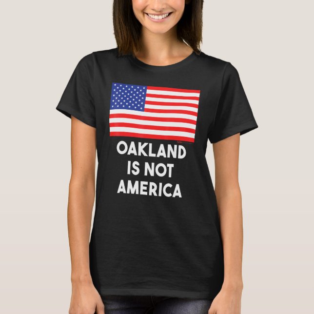 Oakland är inte Amerika USA 4 juli T Shirt (Framsida)