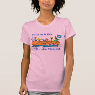 Oars och en flagga beklär på tee