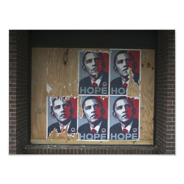 Obama signerar i en igenbrädad fönsteröppning på e fototryck (Framsidan)