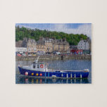 Oban Port Scotland Fishing Boat Sea Ocean Travel Pussel<br><div class="desc">Detta fantastiska pussel i pusslet har den traditionella historiska byn Oban i Skottland med en fiskebåt i förgrunden #oban #scotland #roligt #stockingstuffers #Games</div>