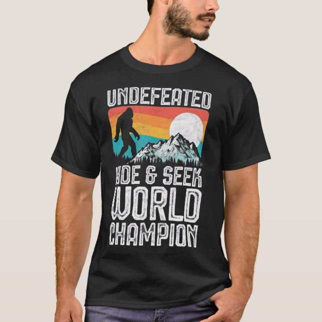 Obesegrad Göm och sök världsmästerstöten Bigfoot T Shirt (Framsida)