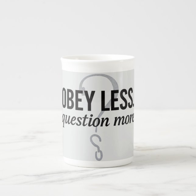 Obey Less. Fråga mer - Rebellig offertdesign Benporslin Mugg (Framsidan)