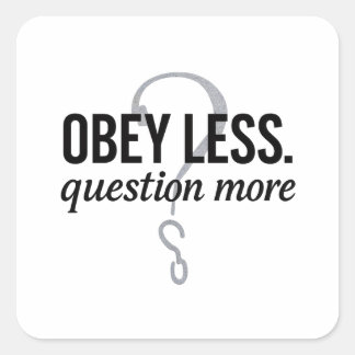 Obey Less. Fråga mer - Rebellig offertdesign Fyrkantigt Klistermärke