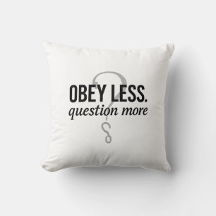 Obey Less. Fråga mer - Rebellig offertdesign Kudde
