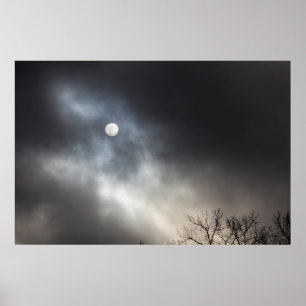 Obscured Sol på en grumlig morgon Poster