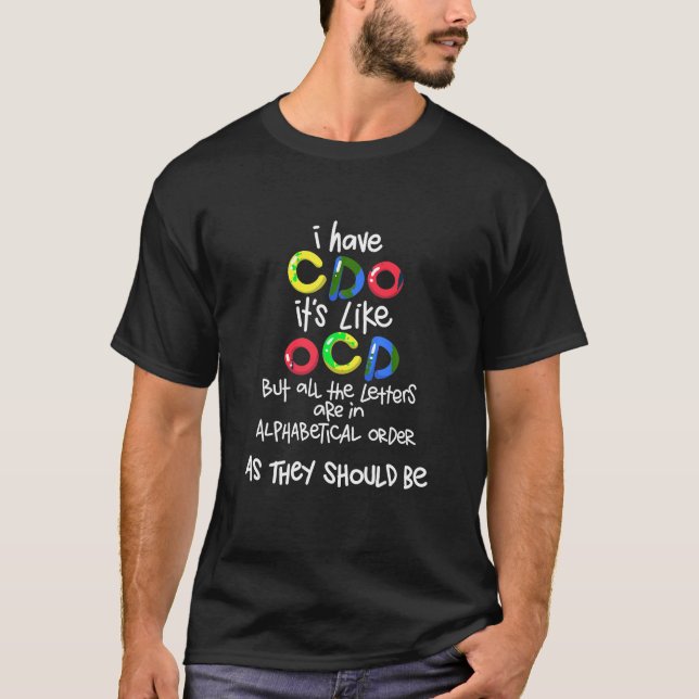 OCD Humor har CDO som OCD men Brev Alfabetisk T Shirt (Framsida)