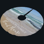 Ocean Beach<br><div class="desc">Lägg till personlig stil till ditt hem med den strandtemade, personlig träd-skirt-perfekten till ditt strandhus. Utformningen innehåller ett stillastående foto av det blå och vita vinkara, blå himmel och guldsand vid kusten Melbourne i Australien. Den moderna, vita texten är anpassade så att du kan lägga till din egen familj namn....</div>