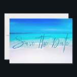 Ocean Beach Sand Destination Blue Modern Spara Datumet<br><div class="desc">En tropisk strandscen är grunden för det här målet för anpassningsbarna Spara datumkortet.
Ändra enkelt bildningen för din egen anpassningsbar stationär.</div>