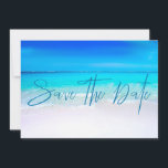 Ocean Beach Sand Destination Blue Modern Spara Datumet<br><div class="desc">En tropisk strandscen är grunden för det här målet för anpassningsbarna Spara datumkortet.
Ändra enkelt bildningen för din egen anpassningsbar stationär.</div>