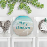 Ocean Beach Sea Stars Helgdag eller Dagday Rund Kudde<br><div class="desc">Persikoscen och stjärnfisk runt dekorativ kudde för julhelgen eller vardagen. Tropiskt blått hav vatten och strandsand där lite vinkart kommer i land är bilden på båda sidor med genomskinligt havstjärna bilder. Båda sidor av dekorationskudden har mörk tealblått skript för all text du vill ha. Provformuleringen är "God jul" på ena...</div>