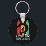 Ocean City Beach New jersey Vintage Retro Surfing Nyckelring<br><div class="desc">Vintagens ritbordsdesign för surfare som surfar i kärlek och rider över havet vinkart. Coola sommar helgdag, påsklov varor för dem som njuter av hett sol, tropiskt väder, solbadning under handflatan träd. Grunge och misströstan till bäran medan du njuter av stranden party och sjunger runt brasan. Underbar souvenir, julklapp och födelsedagspresent...</div>
