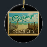 Ocean City Beach Vintage resor Julgransprydnad Keramik<br><div class="desc">I Hälsning från Ocean City vintage finns en sandstrand med vackra turkoshavet vatten och över havet,  ett blå himmel med gigantiska vita moln. I vintage resor stil.</div>