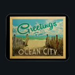 Ocean City Beach Vintage resor Magnet<br><div class="desc">I Hälsning från Ocean City vintage finns en sandstrand med vackra turkoshavet vatten och över havet,  ett blå himmel med gigantiska vita moln. I vintage resor stil.</div>