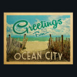 Ocean City Beach Vintage resor Poster<br><div class="desc">I Hälsning från Ocean City vintage finns en sandstrand med vackra turkoshavet vatten och över havet,  ett blå himmel med gigantiska vita moln. I vintage resor stil.</div>