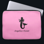 Ocean Glow_Black-on-Rosa Sjöjungfru_personlig Laptop Fodral<br><div class="desc">Om du vill anpassa den lägger du bara till ditt namn i den tillgängliga mallen fält,  så är du klar. Om du känner kreativ kan du också ändra storlek,  placering,  färg och till och med antalet sjöjungfruar. Klicka bara på "Anpassa" och låt roligten börja!</div>