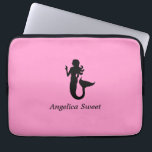 Ocean Glow_Black-on-Rosa Sjöjungfru_personlig Laptop Fodral<br><div class="desc">Om du vill anpassa den lägger du bara till ditt namn i den tillgängliga mallen fält,  så är du klar. Om du känner kreativ kan du också ändra storlek,  placering,  färg och till och med antalet sjöjungfruar. Klicka bara på "Anpassa" och låt roligten börja!</div>