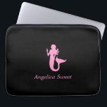 Ocean Glow_Rosa-on-Black Sjöjungfru_personlig Laptop Sleeve<br><div class="desc">Om du vill anpassa den lägger du till ditt namn i den tillgängliga mallen fält och du är klar. Om du känner kreativ kan du också ändra storlek,  placering,  färg och till och med antalet sjöjungfruar. Klicka bara på "Anpassa" och låt roligten börja!</div>