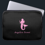 Ocean Glow_Rosa-on-Black Sjöjungfru_personlig Laptop Sleeve<br><div class="desc">Om du vill anpassa den lägger du till ditt namn i den tillgängliga mallen fält och du är klar. Om du känner kreativ kan du också ändra storlek,  placering,  färg och till och med antalet sjöjungfruar. Klicka bara på "Anpassa" och låt roligten börja!</div>