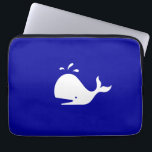 Ocean Glow_White-on-Blue Whale Laptop Sleeve<br><div class="desc">Det är ingen fluke! Om du känner kreativ kan du ändra storlek och position för val,  eller färg i bakgrunden. Klicka bara på "Anpassa" och låt roligten börja!</div>
