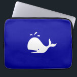 Ocean Glow_White-on-Blue Whale Laptop Sleeve<br><div class="desc">Det är ingen fluke! Om du känner kreativ kan du ändra storlek och position för val,  eller färg i bakgrunden. Klicka bara på "Anpassa" och låt roligten börja!</div>