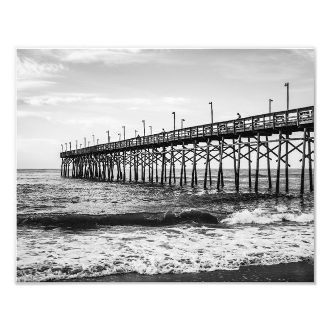 Ocean Isle Fishing Pier Black and White Fototryck (Framsidan)