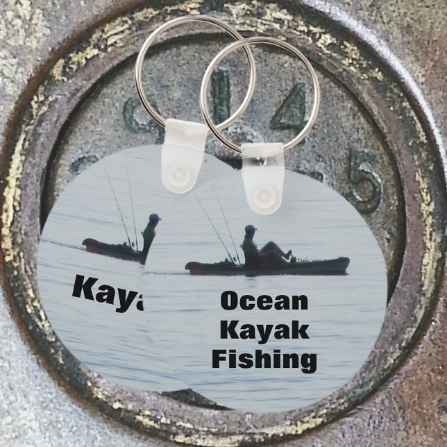 Ocean Kayak Fishing Black Silhouette Kayaking Blue Nyckelring (Ideal hat for a kayak fisherman. Customize the text for ocean of lake fishing and personalized name.)