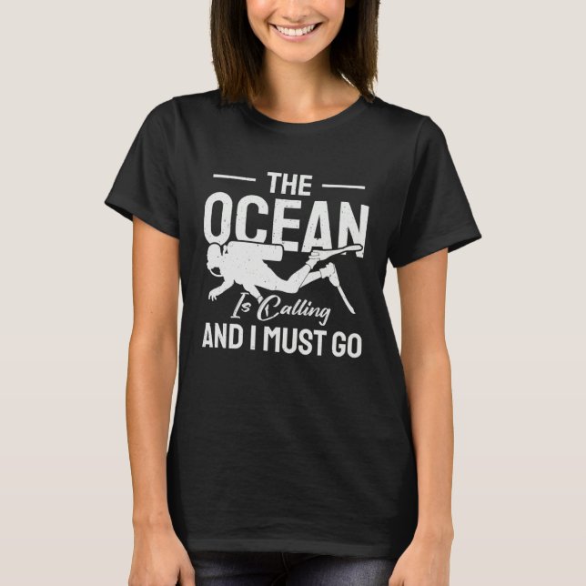 Ocean  Ocean is Calling & I Must Go  Scuba Diver T Shirt (Framsida)