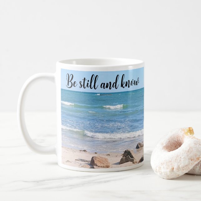 Ocean Photo be fortfarande Bible Verse Blue Kaffemugg (Med munk)