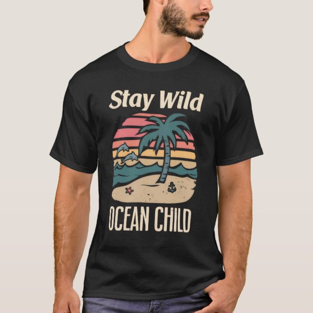 Ocean Quote – Stay Wild Retro Beach Art T Shirt (Framsida)