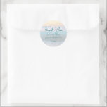 Ocean Sunrise Round Tack Stickers Runt Klistermärke<br><div class="desc">Tack för oceanens soluppgång. Du föredrar klistermärken för bröllopsfavoriter, påsar och lådor. Att krossa vågar och ett gyllene himmel är bakgrundsbilden. För varje tematisk bröllopsmottagning, möhippa eller annan händelse före bröllop, rund eller fyrkantig kom i två storlekar. Texten kan vara personlig med ett kort-budskap till gästerna, till exempel "Tack för...</div>