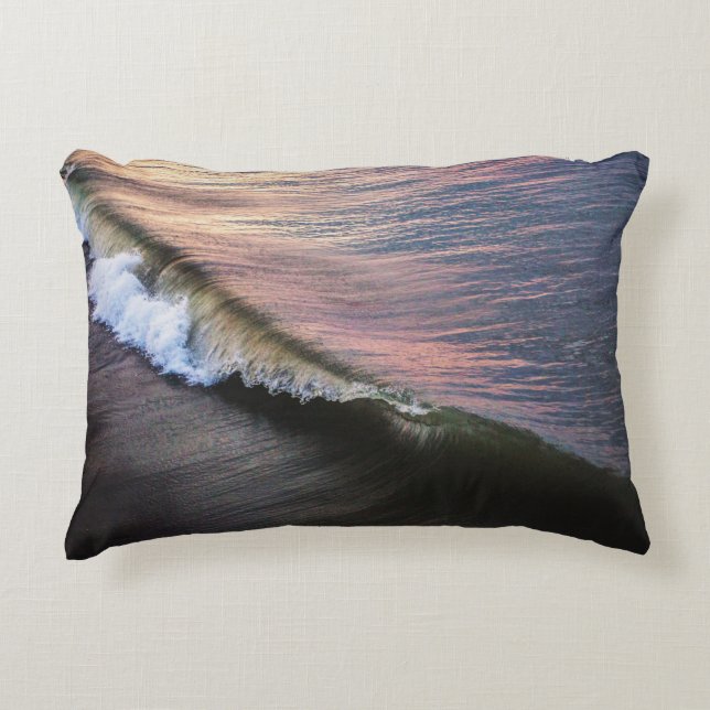 OCEAN VÅGAR CRASHING ON SHORE UNDER DAGEN PRYDNADSKUDDE (Framsidan)