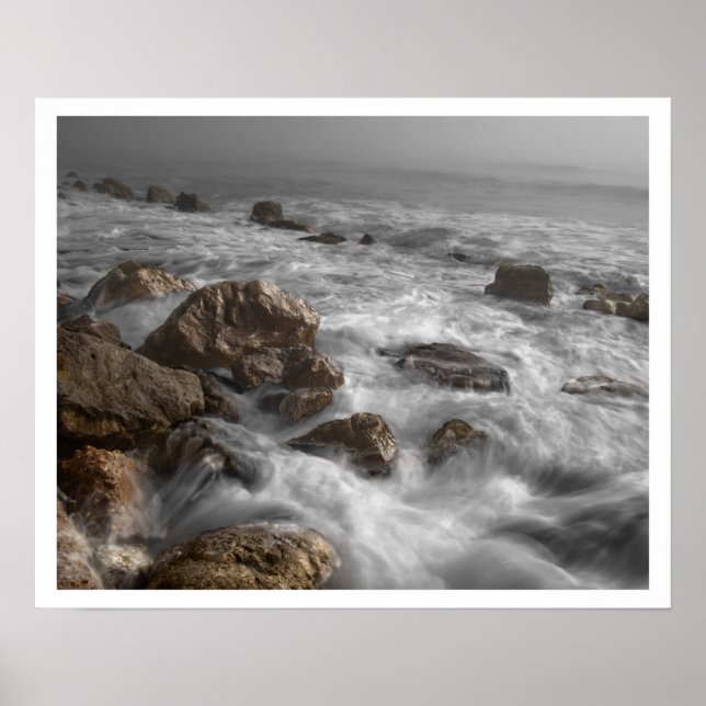 Ocean Vågar på Rocky Beach Poster (Framsidan)