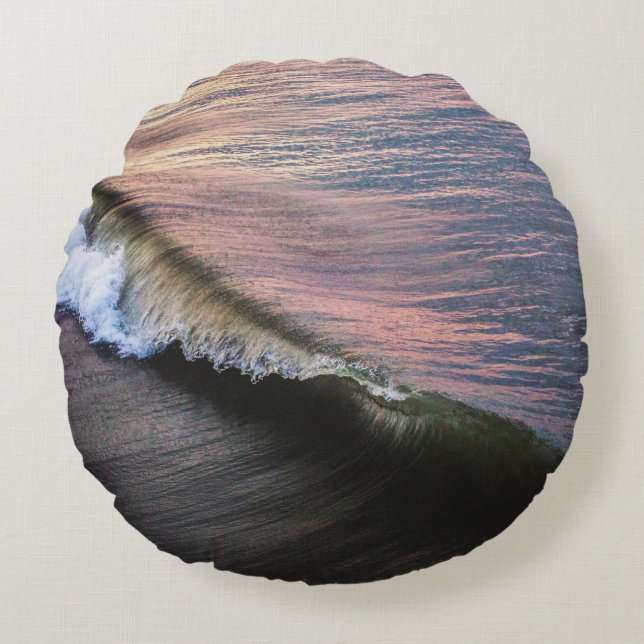 OCEAN WAVES CRASHING ON SHORE DURING DAYTIME RUND KUDDE (Framsidan)