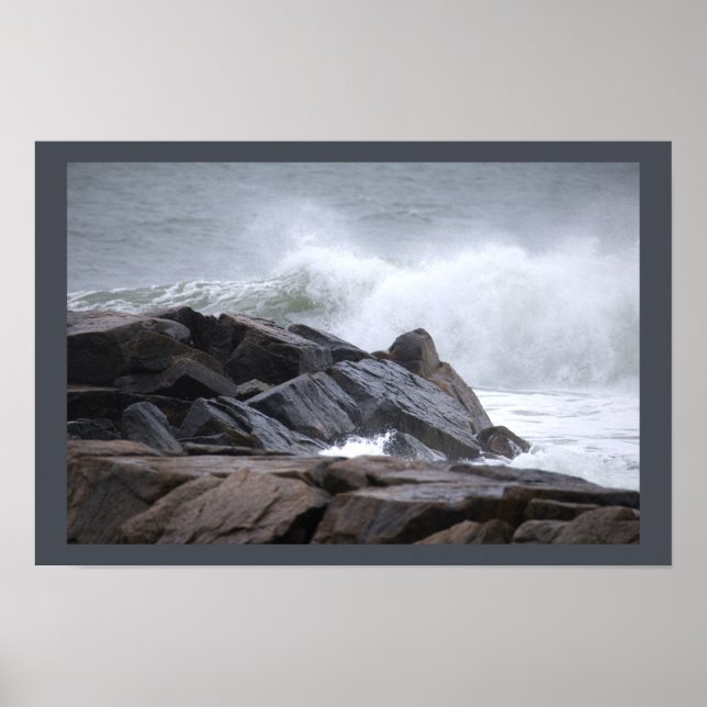 Ocean Waves Crashing Rocks Poster (Framsidan)