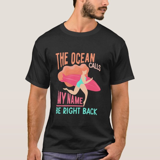 Oceanen anropar Surfer T Shirt (Framsida)