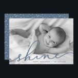 Oceanen | Shine Script Hanukkah Photo Julkort<br><div class="desc">semesterhälsningar med chicen Hanukkah-fotokort som innehåller ditt favoritutfallsorienterade vågrät eller landskapsinriktat foto. "Shine" visas som ett överlägg av skifferblått i elegantens handskrivna skripttypografi. Anpassa med namn och året längs grund. Kort går tillbaka till att matcha rökblått med ett snötäcke.</div>