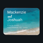 Oceanturkos Vatten Beach Wedding Datumdatum Magnet<br><div class="desc">Beach bröllop spara datum magneter med djupa turkosa blå vatten tvättande i land på en mjuk sandstrand,  med modern och minimal typografi och ett kyllusiskt,  säkert utseende som kommer att vara vackert på alla kylskåp som en påminnelse om ert bröllop på destinationsstranden.</div>