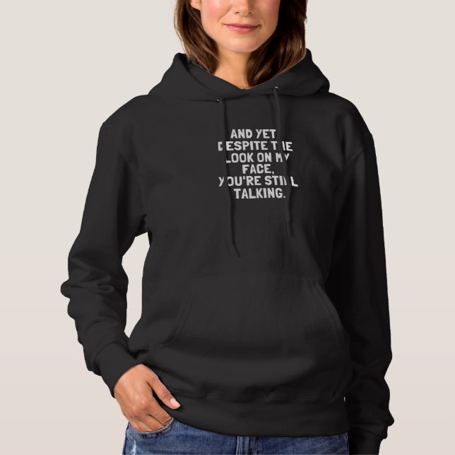 Och ändå trots uttrycket i mitt ansikte fortsätter t shirt (Framsida)