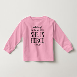 Och även om hon bara är liten, så är hon hård! tee shirt
