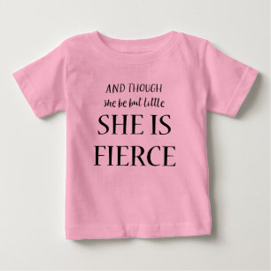 Och även om hon bara är liten, så är hon våldsamt tee shirt