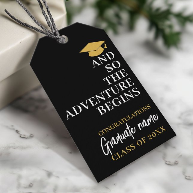 Och Äventyr börjar alltså Svarta Guld Studenten Presentetikett (Custom Graduation Gift Tag - Modern Black and Gold Design)