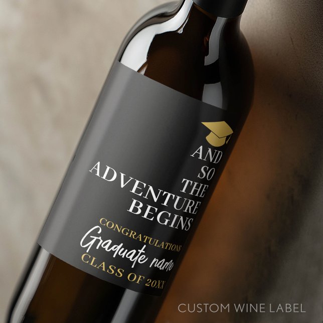 Och Äventyr börjar alltså Svarta Guld Studenten Vinflaska Etikett (Custom Graduation Wine Label - Celebrate the Graduate!)