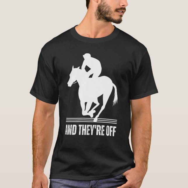 OCH DE ÄR BORTA Hästsport Derbydag  Hästar springe T Shirt (Framsida)