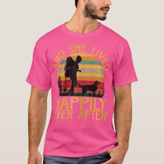 Och hon levde lyckligt efter att ha jagat Hiking D T Shirt