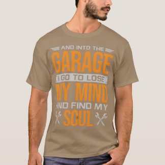 Och in i garaget arbetar mekaniker tekniker fri t shirt